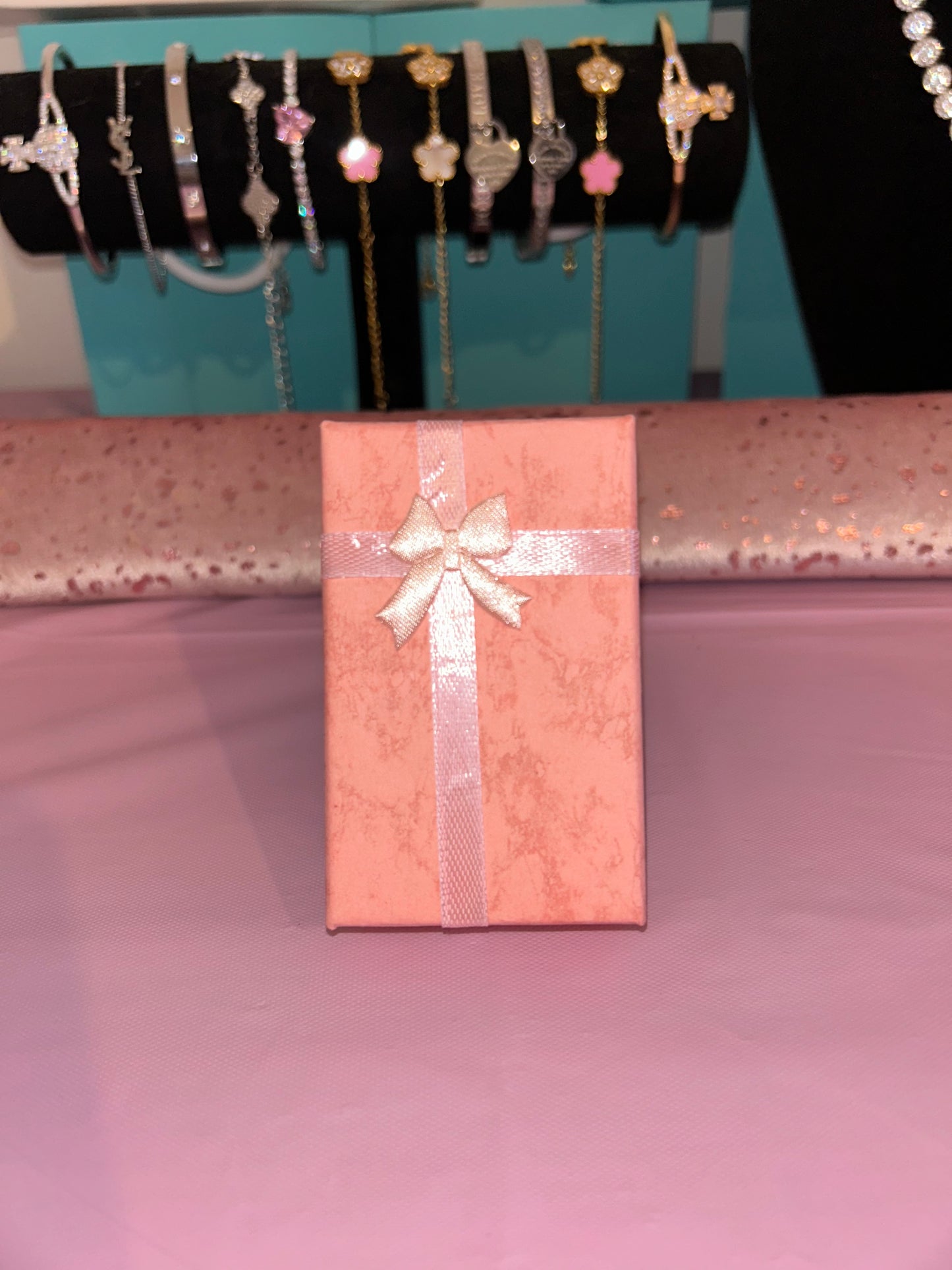Pink bow gift box